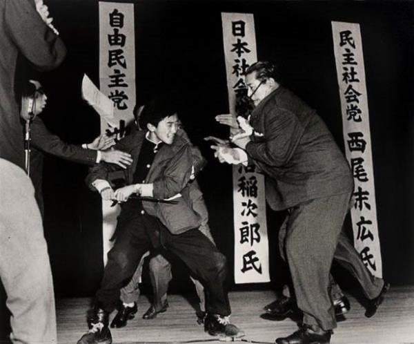 17 yandaki Otoya Yamaguchi politikac Inejiro Asanumay Japon klcyla ldrmeden hemen nce. Sonrasnda kendisi de ldrlyor, 1960