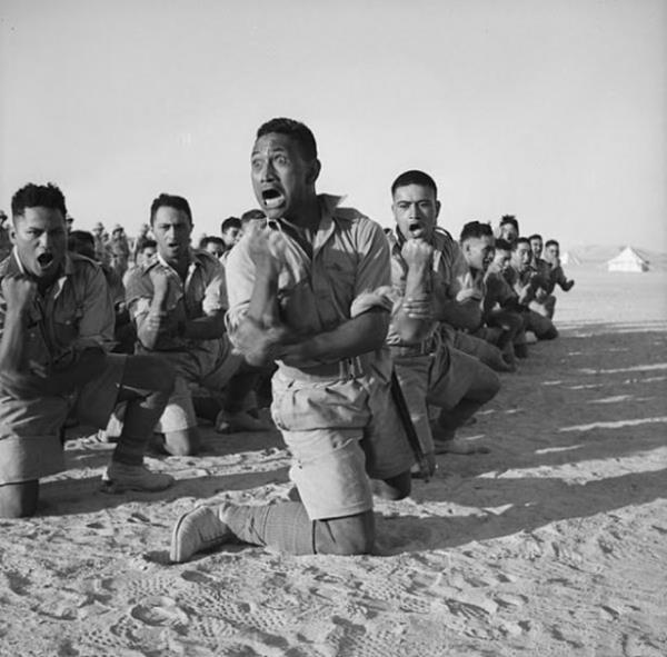 Haka dans yapan Maoriler, 1945