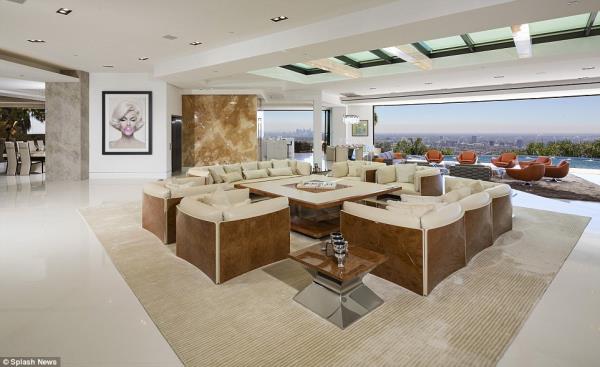 Haziran aynda dnya genelinde 54 milyon sat rakamna ulat belirtilen oyunun yaratcs Markus Persson, satn alma ileminin ardndan Beverly Hills'te muhteem bir malikane satn ald.