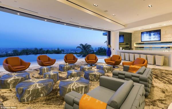 Sinema salonu, iPad ile kontrol edilen emeler, otomatik cam kaplar, L.A'in panoramik grnm, M&M ekerlerin olduu bir odann yer ald bu muhteem malikanede pahal mobilyalar ve 90 inlik televizyon bulunuyor.