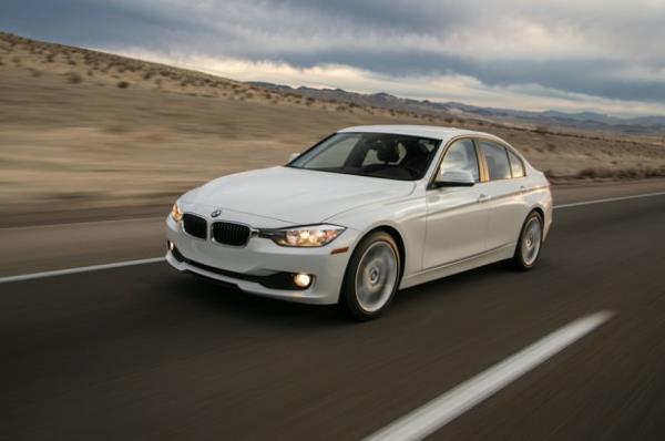 Ayrca BMW 320i artk M Sport paket ile de alnabiliyor ve yl sonuna zel snrl sayda otomobilde metalik beyaz renk de sunuluyor.