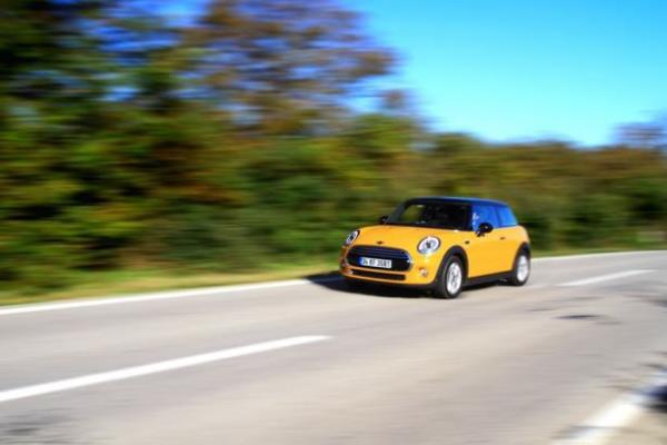 MINI de kuru sabitleyen markalardan biri. 1 Euro = 2.79 TL olarak devam eden kampanyann haricinde, 1.5 litre benzinli ve dizel motor seenekleri bulunan Yeni MINI iin, 921 TL taksit seenekli deme plan salanyor.