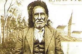 Topraa verilirken, torununun torunlarndan biri yle baryordu: "Hoy hooy ld babam! Dnyasna doyamadan gitti!"