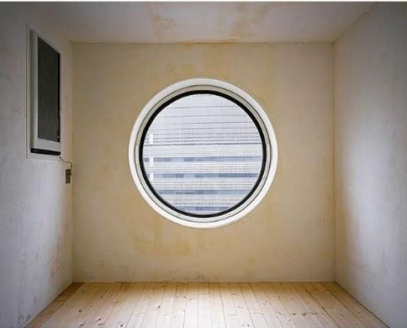 Japonya'da ortaya kan kapsl evler ve ekirdek konutlar, prefabrik mimarinin bir rnei olup ufak (20-25 metrekare) nitelerden oluuyor