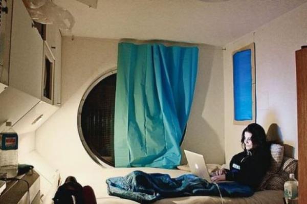 Giderek artan dnya nfusu, yaam alanlarnn i ie gemesi ve doal kaynaklarn azalmas gibi sorunlar yznden, gelecein evleri byle olabilir. te Japonya'dan yaylmaya balayan "kapsl ev merak" Japonya'da 1+1 daire modasnn yerini tuvalet byklnde evler alyor.