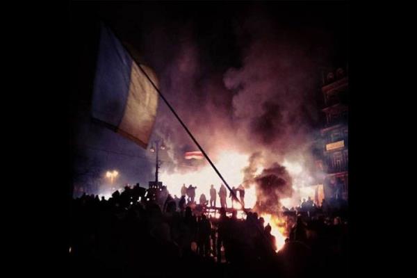 Ukrayna'daki i karklk esnasnda Ukrayna ve Belarus bayraklar bir arada.   <br>Photo: @BELOSCHUK</br>