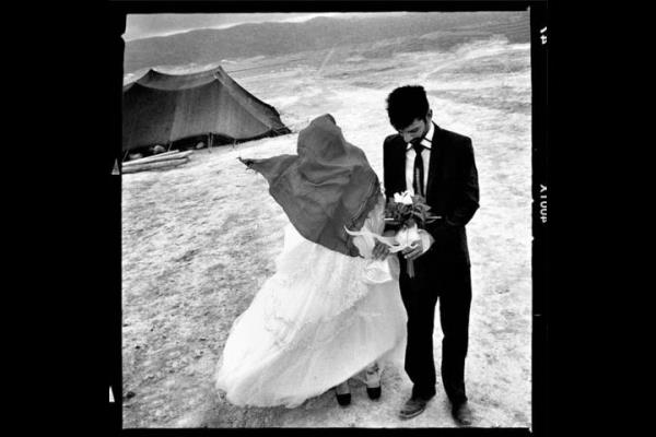 ran'da yaplan bir bedevi dnnde adr nnde dnya evine giren ift.  <br> Photo: @F64S125</br>