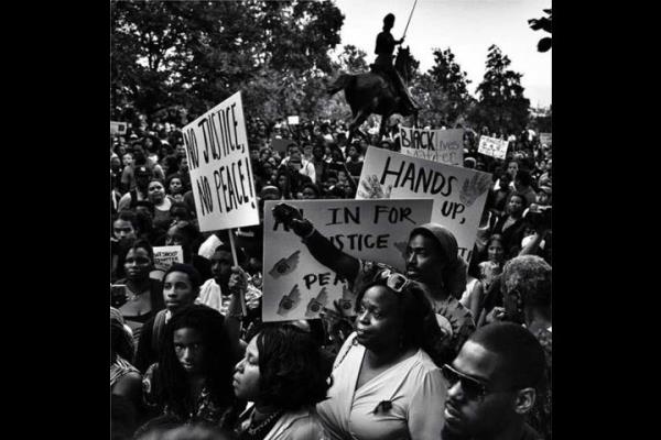 Yzlerce gsterici Washington DC'deki MalcomX Park'nda Michael Brown iin gsteri dzenliyor.   <br>Photo: @JAHEEZUS</br>