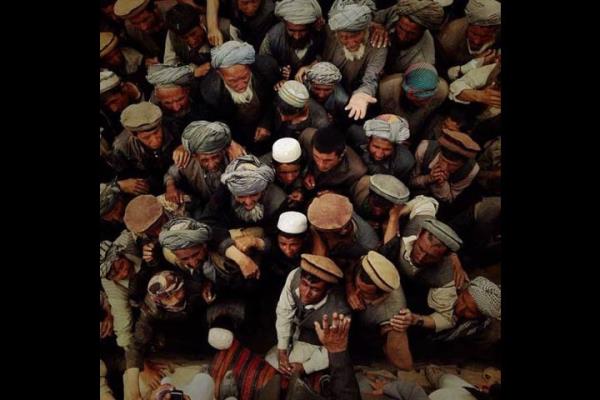 Afganistan'n Badakistan eyaletinde yaanan yer kaymasnn ardndan gelen yardm iin toplanan halk.  <br> Photo: @ANDREWQUILTY</br>