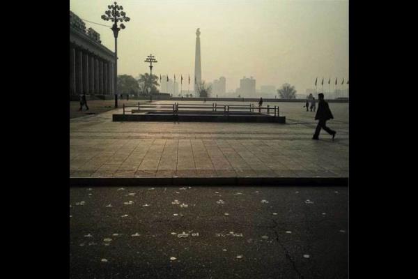 Kuzey Kore'nin bakenti Pyongyang'daki Kim Jong Il Meydan'nda dev gsteriler iin durulmas gereken yerler numaralarla belirtilmi.   <br>Photo: @DGUTTENFELDER</br>