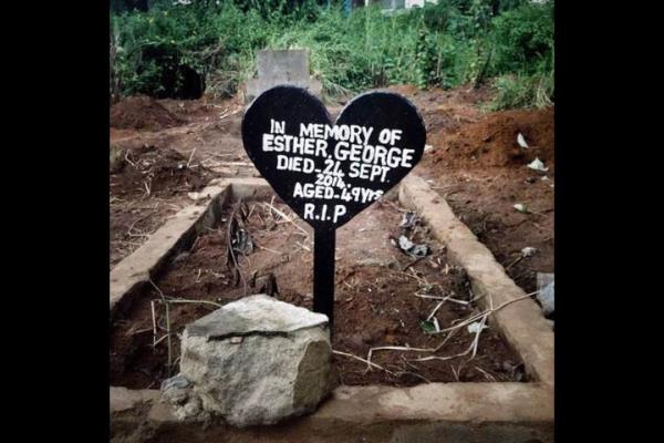 Gazze'de bir kz ocuu 50 gn sren bombardmann ardndan harabeye dnen sokakta yryor.   <br>Photo: @WISSAMGAZA</br>