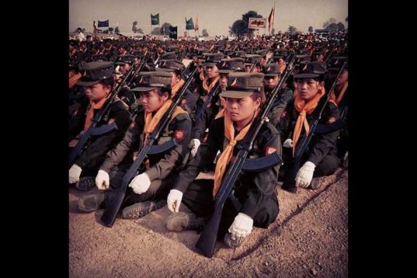 Myanmar'n Shan eyaletindeki trende toplanan gen kzlardan oluan askerler.   <br>Photo: @PATRICKBROWNPHOTO</br>