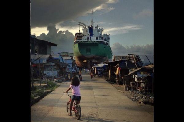 Haiyan tayfunundan 6 ay sonra Filipinlerin Tacloban limannda hayat normale dnmeye balyor.  <br> Photo: @PIETERTENHOOPEN</br>