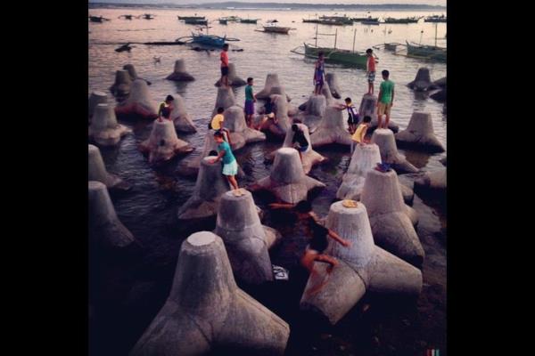 Filipinler'in Hernani kentinde ocuklar sivil toplum rgtlerinin yaptrd ta heykeller ile oyunuyor.   <br>Photo: @JAVELLANAJOHN</br>