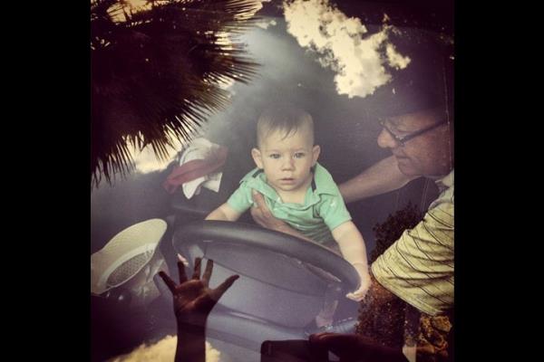 Ekvador'da bir dede torununu ilk kez src koltuuna oturtuyor.   <br>Photo: @IVANKPHOTO</br>