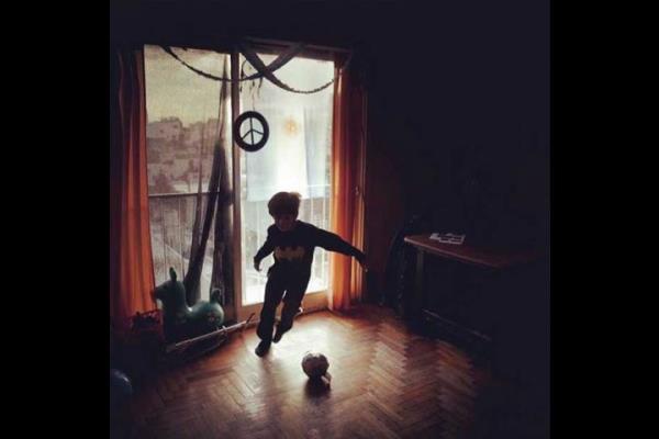 Arjantin'de kendisini Dnya Kupas'nn heyecanna kaptrm bir ocuk evde top oynuyor.   <br>Photo: @AKIRCHUK</br>