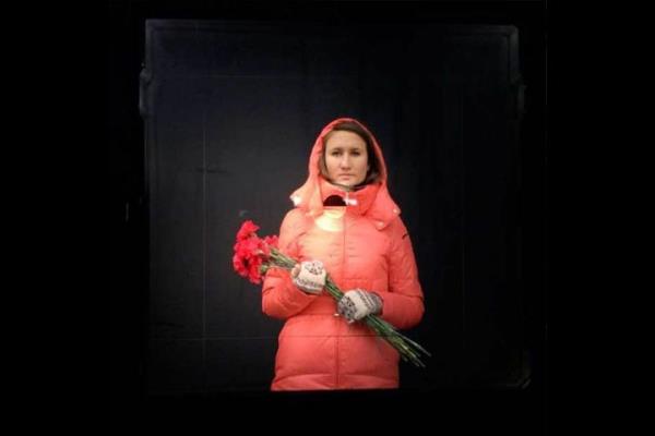 26 yandaki Olga, i atmalarda lenleri anmak iin Kiev'de dzenlenen gsteride iek brakmadan nce.   <br>Photo: @ANASTASIATL</br>