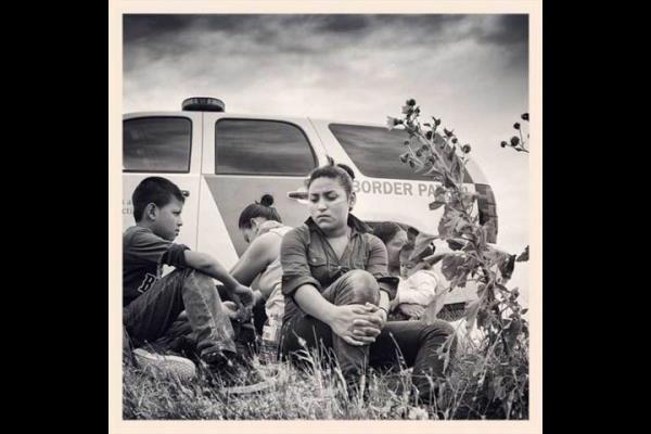ABD'nin Texas eyaletine gei yaptktan sonra yakalanan kadn ve ocuklardan oluan Guatemala ve Hondurasl gmenler.  <br> Photo: @CHARLESOMMANNEY</br>