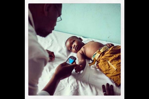 Tanzanya'nn Ifakara kentindeki hastanede bir ocuk muayene oluyor. Annesi elinin  parman sedyeye yaslam.   <br>Photo: @AFRICASHOWBOY</br>