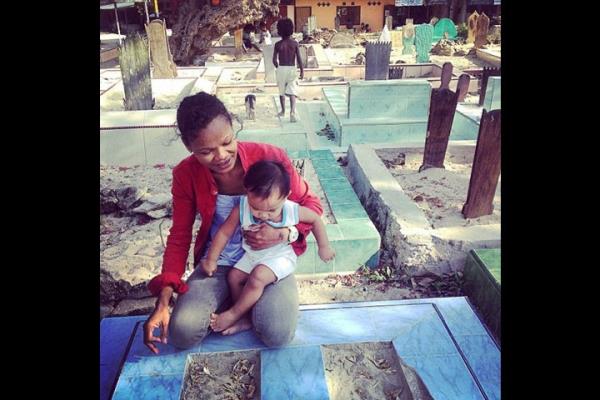 AIDS hastas Siti, virs tamayan ikinci ocuu Haikal ile len ilk ocuunun mezarn ziyaret ediyor.   <br>Photo: @ANDRITAMBUNAN</br>