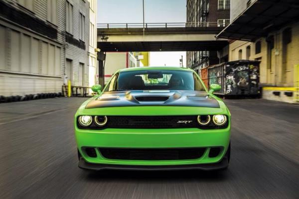 ABD'nin Colorado eyaletinde 34 yandaki src yeni ald otomobili 2015 Challenger Hellcat'i kontaa altrdktan bir saat sonra paralamay baard.