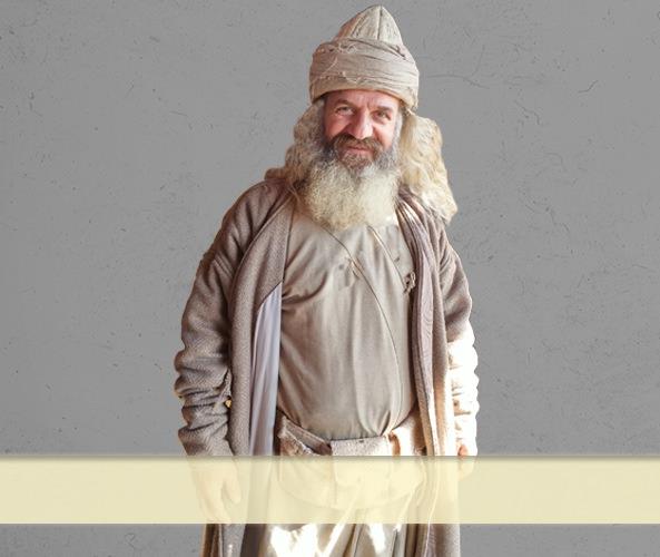 <p><b>Aka Koca</b></p>    Dizide Kay Boyu'nun ifacs olarak karmza kan Aka Koca karakteri aslnda tarih sahnesinde Osman Gazi'nin silah arkadalarndan biridir. Orhan Gazi'nin Lalas olarak bilinen Aka Koca; Sakarya, zmit, Sapanca zerinden nce Samandra sonrasnda skdar'a kadar varan baarl aknlar dzenlemitir. 1326 ylnda len Aka Koca ile Dirili Erturul'daki Aka Koca arasnda bir balant olup olmad belirsizdir.