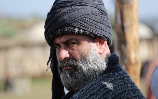 <p><b>Afin Bey</b></p>    Horasanl Trkmen bir ailenin evlad olarak byk Trk akncs ar Bey'in komutasnda Anadolu'ya yaplan seferlerde savam bir cengaver olarak bilinen Afin Bey nemli bir tarihi figrdr.  Bizans ordularn Malatya'da yenip Kayseri'yi ele geiren ve sonrasnda 1071'de Malazgirt Meydan Muharebesinde komutanlk yapan Afin Bey, Seluklu hkmdarlarna hizmet etti ve son olarak Halep'te grld.