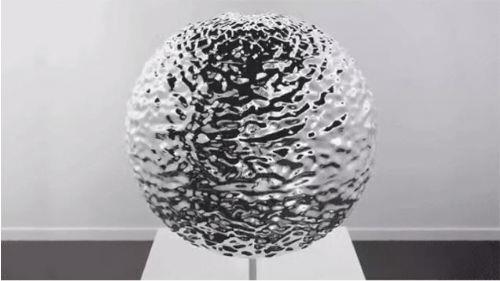 Bu heykeli ilk grte aralksz olarak eriyen bir sv metal sanabilirsiniz ama gerekte, bu heykel Takeshi Murata tarafndan yaratlm bir optik ilzyon. Getiimiz gnlerde New York Frieze 2014'te sanatseverlerle buluan bu alma, aslnda yalnzca bir krom kre fakat farkl alardan cismin zerine den klar grdnz bu etkiyi yaratyor.