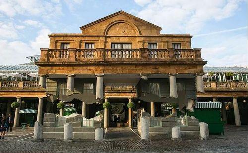 Bu srreal mimari heykelin ad imeklerimi Al Ama Gk Grltme Dokunma. Akl almaz bu almada binann bir ksm havada duruyormu gibi grnyor. ngiliz sanat ve tasarmc Alex Chinneck tarafndan yaplm olan bu optik illzyonlu heykel, Londra'da bulunan Covent Garden'n tam orta yerinde duruyor.