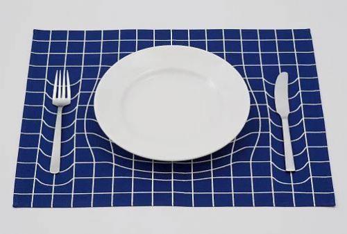 Japon tasarm stdyosu A.P.Works, Einstein'n uzay-zaman yaps hakknda ortaya koyduu teorileri bir servis altl zerinde ifade etmeye alm. Bu ilgin tasarmla birlikte, altln zerine konulan tabak, atal ve ban arlndan dolay ie kt illzyonu yaratlyor.