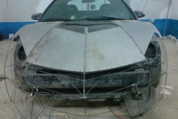 Otomobilini paralara ayrd ve d grnmn tamamen deitirdi.