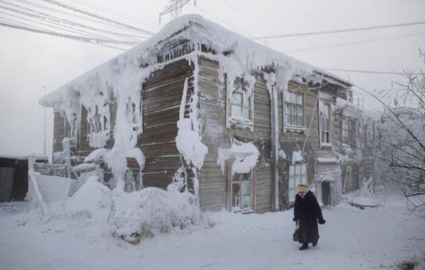 Rusya'nn Kuzey Kutbu'na en yakn ky Oymyakon, adn konumuna oranla scak sularndan alyor. Rusa'da "Donmayan Su" anlamna gelen blgeye 1930'lu yllara kadar geyik srlerinin su ihtiyalarn karlamak iin indii biliniyor.