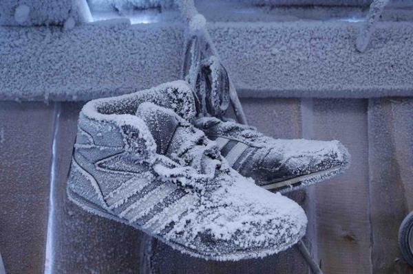 Ancak Sovyet hkmeti, lkenin kuzeydousunda deniz seviyesinden 750 metre ykseklikte bulunan, gnlerin uzunluunun kn  saat ile yazn 21 saat arasnda deitii bu blgede bir insan yerleiminin olmasna karar veriyor.