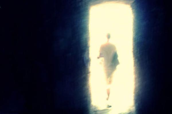 New York Eyalet niversitesi Tp Fakltesi'nden Dr. Sam Parnia, konferansta yapt konumada, "Kii, artk nefes almadnda ve kalbi durduunda l kabul ediliyor.