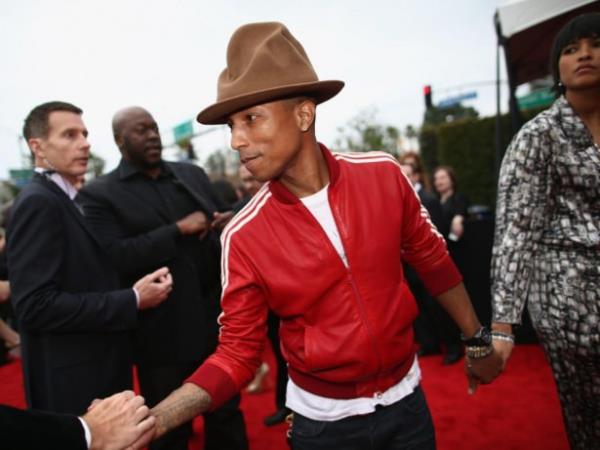 2014 Grammy dl trenine dev apkasyla katlan dnyaca nl mzisyen Pharrell Williams, bu sayede de fenomen oldu. apka adna sosyal medyada hesaplar ald. Pharrell, stanbul konserinde de kafasna ieklerden bir ta takmt.