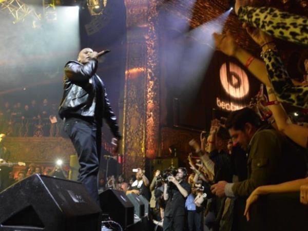 Dr Dre, Apple'a 3 milyar dolara satt Beats marka kulaklar sayesinde hip hop tarihinin en zengin mzisyeni oldu.
