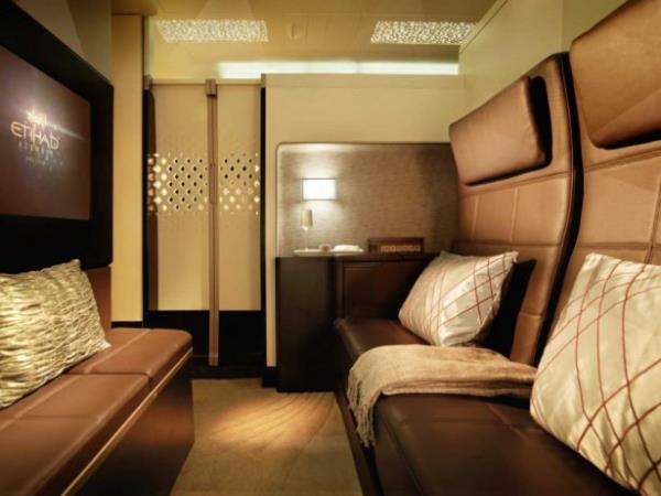 Etihad Havayollar; yatak odas, banyo ve bir salondan oluan 12 metrekarelik bir "uan rezidans"la ok konuuldu. zel tuvaleti ve iki kiilik koltuu olan "first class"n bilet fiyat 20 bin dolar. (yaklak 46 bin TL).