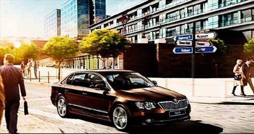 <p><b>Skoda Superb kampanyas</b></p>  Skoda, lks snftaki Superb modelinde sunduu ok zel kampanyalarla 2014 yln bitiriyor. 31 Aralk'a kadar Superb modelleri, 2 bin 500 TL'lik takas indirimiyle sunuluyor. Superb, takas indiriminin yan sra Skoda Finans'n sunduu 48 aya yzde 0.95 faizli uygun kredi frsatlaryla da alnabiliyor. Superb, 65 bin 900 TL'den balayan fiyatlara sahip.  <p> Geni donanm seeneklerine sahip Superb, bir benzinli (1.4 lt TSI) ve iki farkl dizel motorla (1.6 lt TDI ve 2.0 lt TDI) tercih edilebiliyor. Trkiye'ye zg ve 100 km'de 4.7 lt tketime sahip 105 bg'lik 1.6 lt TDI motor ve DSG anzmanl Superb, dk yakt tketimiyle ne kyor. Ayrca Skoda'nn Rapid, Rapid Spaceback ve Yeti modellerinde de bin 500 TL takas avantaj, 15 bin TL'ye 15 ay vadede yzde '0' faiz seenei aralk boyunca sryor.</p>