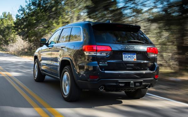 <p><b>5 BN TL NAKT DESTE</b></p>  Jeep'in kompakt temsilcisi Compass'taki 5 bin TL'lik nakit indirim bu ay da geerli olurken, 40 bin TL iin 24 ay vadeli ve yzde 0.89 faizli kredi seeneiyle sunuluyor. Kampanyada, Grand Cherokee 116 bin 250 euro, Wrangler 84 bin 850 eurodan balayan fiyatlarla satlrken, yeni Cherokee 161 bin 310 TL, Compass 98 bin 950 TL'den balayan fiyatlarla sahiplerini bekliyor.