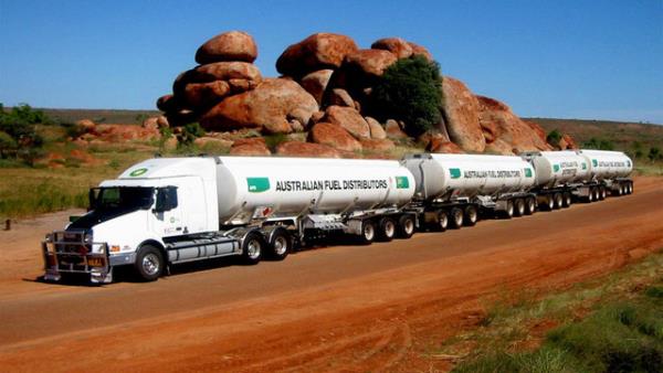 rnein Avustralya'da ''Road Train'' diye adlandrlan yol trenleri.