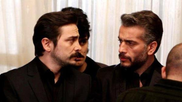 Sarhotur dedik alttan aldk. Daha sonra gelip "Neden bana uyuz oldun, neden beni sevmedin lan?" diye bir soru yneltti. Tanma eklini garip bulduumu belirttim."