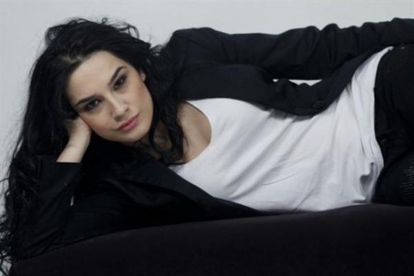 Duru, Kural'la pazar gecesi ortak arkadalar tarafndan tantrldn belirterek, "Daha tokalarken nasl bir bak attysam "Oha bu beni sevmedi, ben dverim lan bunu?" dedi.