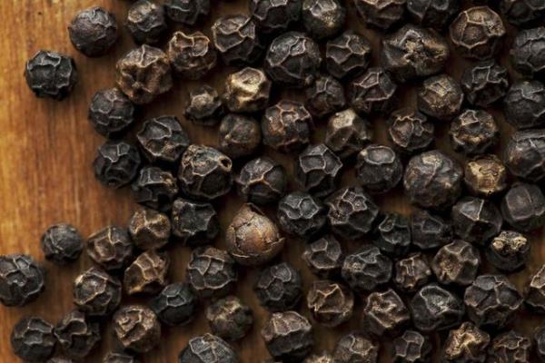 <b>Karabiber meyvesi ile atei drn:</b> Yemeklere lezzet vermesinin dnda, ar kesici ve ate drc etkisi bulunmaktadr.