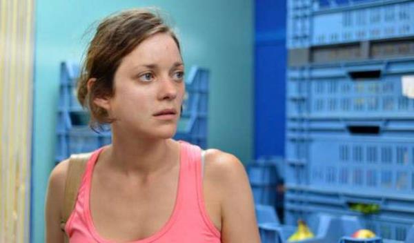 Ancak hemen sonrasnda tekrar oylama yaplmasna ikna eder. Sandra'nn elinde sadece bir hafta sonu vardr; bu iki gnlk srete alma arkadalarn maa bonuslarndan vazgeip almaya devam etmesinden yana oy kullanmalar iin tek tek ikna etmek durumunda kalacaktr. Dardenne Kardeler'in son yaptnn barollerini Marion Cotillard, Olivier Gourmet ve Catherine Sale paylayor.