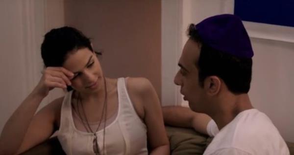 Amerika'da yaayan Filistinli Arafat aktr olmaya alan ve ailesiyle birlikte yaayan 30 yanda bir adamdr. Ailesinin evlilik srarlarna ramen arad kiiyi bir trl bulamayan Arafat ayn zamanda porno bamll nedeniyle de sorunlar yaamaktadr ve bu nedenle bir destek grubuna katlr. Arafat bu seanslar esnasnda Kenny ile tanr.