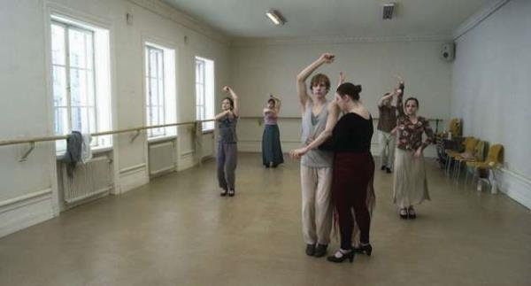 <p>Artk biraz daha ssl laflar bulup kap kap dolamay deneyeceklerdir, bu esnada da evrelerinde tuhaf eyler yaanmaya balar.</p>  sve sinemasnn nc isimlerinden olan Roy Andersson'un senaryosunu yazp ynetmenliini stlendii filmin balca rollerinde Holger Andersson, Nils Westblom, Charlotta Larsson yer alyor.