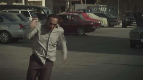 Kenny ona yeil karta ihtiyac olan biriyle evlenmesi, bu sayede para da kazanaca fikrini verir. Gen adam teklifi kabul eder, ailesine meydan okuyarak <p>srailli bir kadnla evlenmeye karar verir...</p>  Bandar Albuliwi ve Ghazi Albuliwi ikilisinin ynetmenliini stlendii film Amerika, srail, rdn ortak yapm. Filmin barollerini Hiam Abbass, Ghazi Albuliwi ve Omer Barnea paylayor.