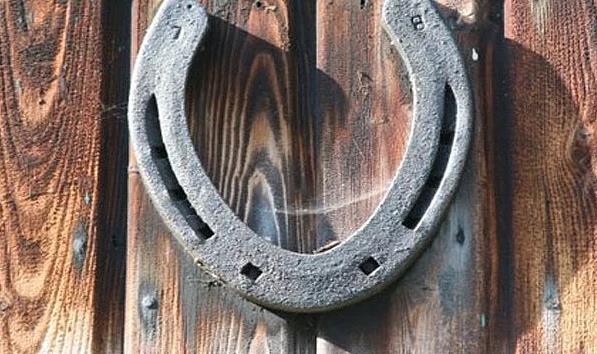 Ak ucu yukarya gelecek ekilde kapya at nal asmak     <p>Ortaa'da cadlarn atlardan korktuklar dnlrd. Nal da at simgelediinden naldan da korkacaklarn dndkleri iin insanlar kaplarna at nal asarlard.</p>