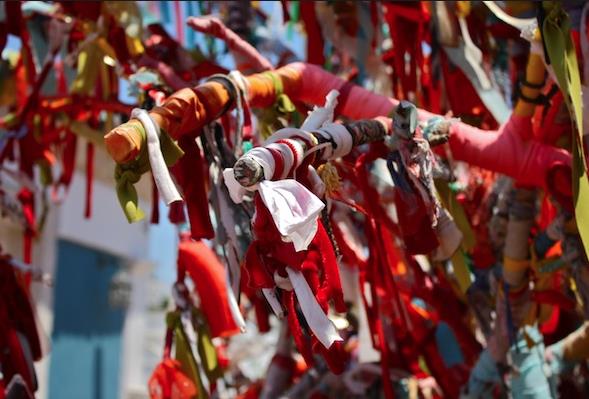 aput balama hurafesi, Kuzey ve Orta Asya uluslarann eski dinleri olan AMANZM'e mahsus nemli unsurlardan biridir. amanist Trklerin inanlarna gre her dan, her kutlu pnarn, gl ve rmaklarn, kutlu aa ve kayalarn "Z" sahipleri vardr.