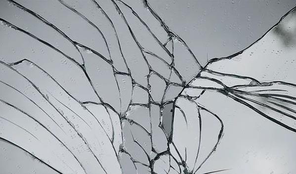 Eskiden insanlar teki dnyadaki yansmalarna bakmak iin parlak yzeylere, gllere ve havuzlara bakarlarm. Baktklar yerde dalgalanma veya titreim olmas felaket anlamna geliyordu.  Romada ise camclk ileri olduundan ayna krlmalar tabii ki daha oktu ve krk aynalarn kt talihin iareti olduu kabul grd. 7 yl ise nemli bir sre nk yine Antik ada her yedi ylda bir insann tm bedeninin yenilendii dnlrd, ite bu yzden ayna krldktan sonra ancak yeni beden oluana kadar ktlk srecekti.